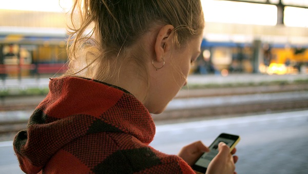 Celular na mão, horas na cadeira e estresse acumulado: a combinação silenciosa que está sobrecarregando os corpos